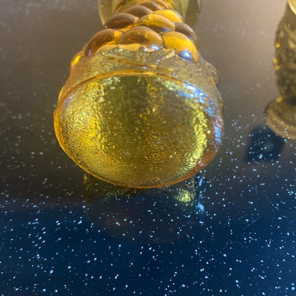 Vintage amber glass decanter and cup set UV reactive grape motif - Picture 4 of 14